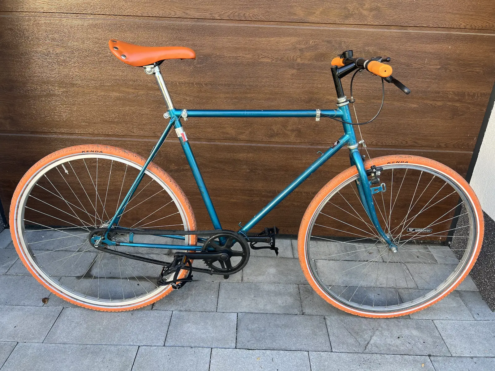 Retro Bike With Pedals Replaced Thanks To Free Service